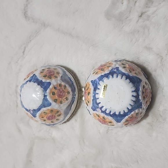 CERAMIC GLAZED HINGED EGG TRINKET BOX. - Picture 4 of 4